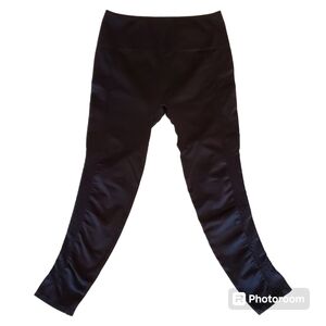 31. Fabletics Women's Black Athletic Leggings With Texture Pattern on Calf sz. 8